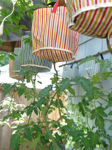 The tutorial from craftyourhappiness shows how you can make such a planter out of nothing but a plastic bottle and a piece of string. 16 Lovely Diy Hanging Planter You Can Make Easily - The Self-Sufficient Living
