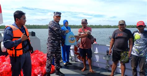 Hari Armada RI 2023 Lanal Balikpapan Gelar Bakti Sosial Salurkan