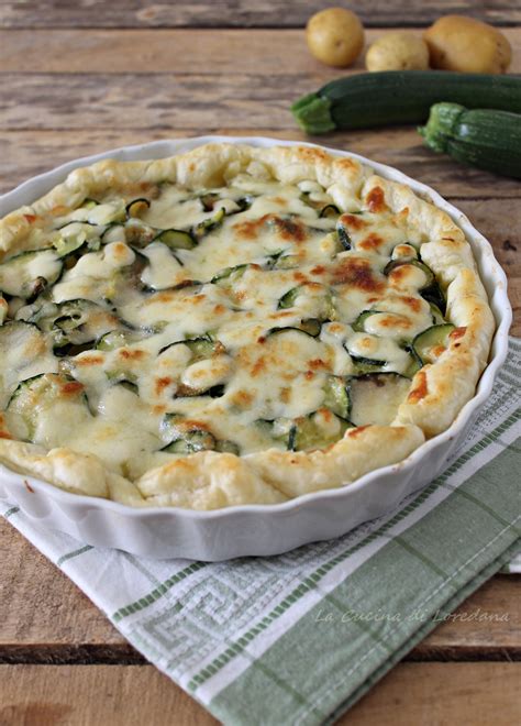 Versate il composto dei broccoli e cipolle dopo aver aggiunto il pecorino, le uova e la panna. Torta salata con zucchine e patate - Un rotolo di pasta ...