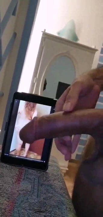 Grote Pik Trekt Af Tijdens Het Kijken Naar Een Pornofilm Xhamster