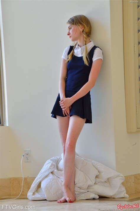 18 летняя без трусиков под юбкой засунула в попку анальную пробку Фото