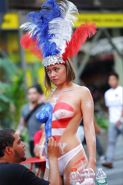 Topless Bodypainted On Times Square 59 Bilder