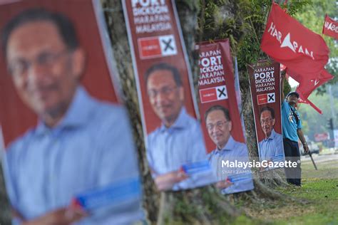 Ctsuzie saturday, november 24, 2018. Poster Calon PH, Anwar Ibrahim dan Bendera PH Berkibar di ...