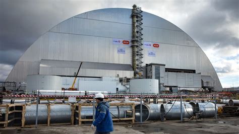 Doch die sperrzone von tschernobyl bleibt ein riesiges, leeres denkmal für die massiven menschlichen fehler, die von den behörden vor 35 jahren gemacht wurden, als reaktor nummer 4. Neue Schutzhülle gegen Radioaktivität über Tschernobyl ...