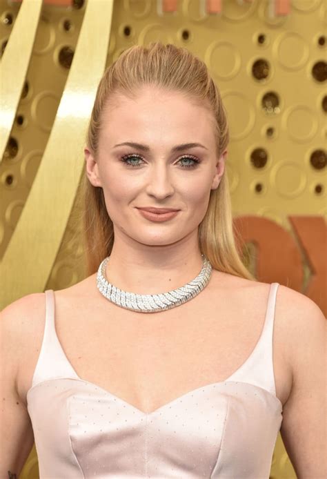 Sophie Turner Se Hace Notar En Vestido Nude De Louis Vuitton Vogue