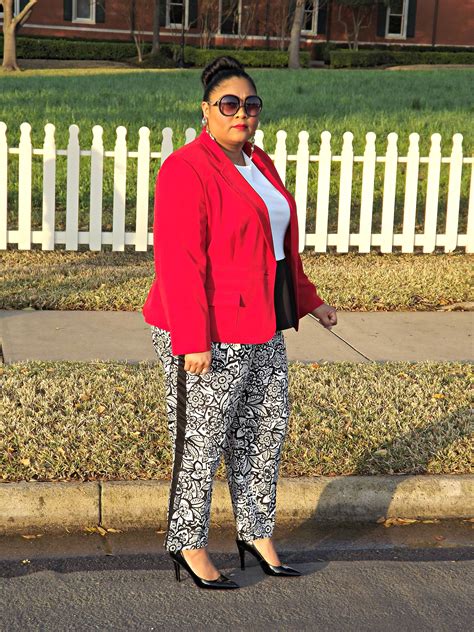 Plus size fashion blogger Kiah of From the Rez to the City rocking