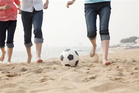 Jeunes Amis Jouant Le Football Sur La Plage Photo Stock Image Du