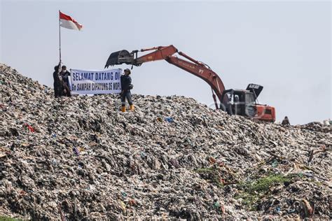 Aksi Di Gunung Sampah Tpa Cipayung Depok Antara Foto