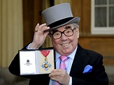 Ronnie Corbett, half of comedy's "Two Ronnies," dies at 85 - CBS News