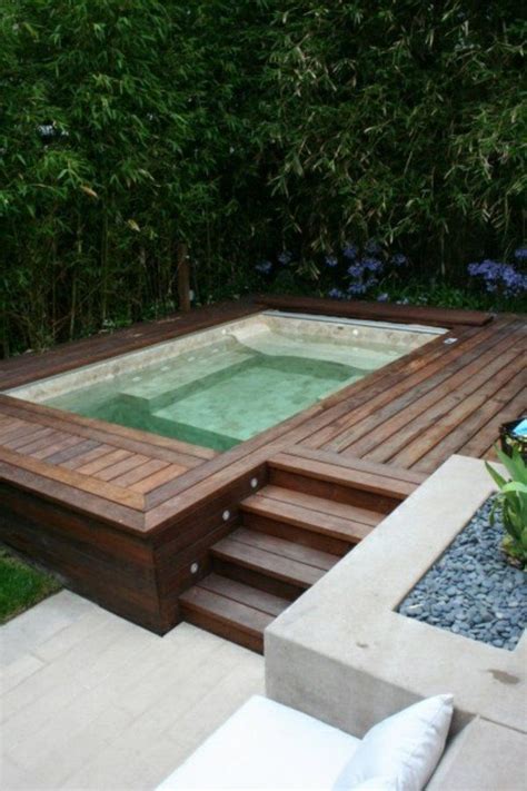 Beim saunabaden reagieren die haut und die blutgefäße. Entspannende Badewanne im Garten genießen (mit Bildern) | Hinterhof pool, Kleine hinterhof-pools ...