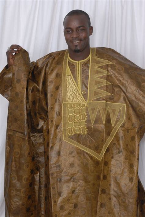 Boubou Vêtement Traditionnel Typique Au Sénégal