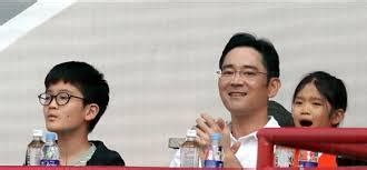 상수리나무 아래 작가 나무 / p / 강수지 총편수 총 17화 말더듬이 공작 영애 맥시밀리언은 아버지의 강요로 비천한 출생의 기사와 결혼하게 된다. 이재용 키 재산 가족, 공식적인 재산만 - 세키장