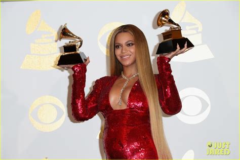 Beyonce Proudly Shows Off Her Two Grammys In Press Room Photo 3858812