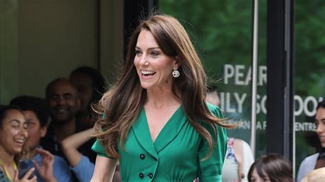 Kate Middleton Oozes Retro Glamour In Forest Green Tea Dress