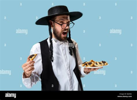 Die Jungen Orthodoxen Jüdischen Mann Mit Schwarzem Hut Mit Hamantaschen Cookies Für Jüdische