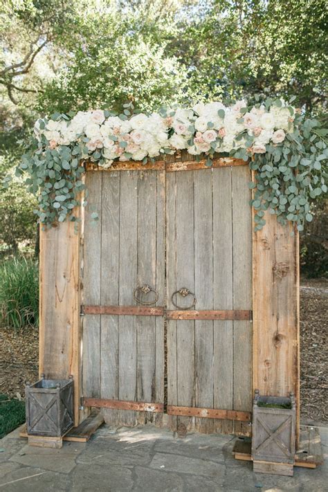 Cool 20 Wonderful Vintage Door Wedding Backdrops Design Ideas