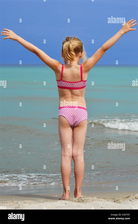 Kleine M Dchen Spielen Am Sandstrand Kind Und Urlaub Stockfotografie Alamy