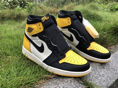 2019 Jordan 1 Retro High Og Yellow Black Toe Mens Sneakers