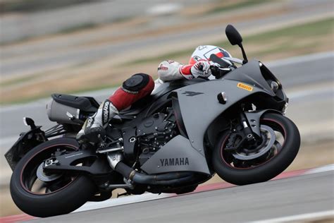 Toller motor, tolle elektronik, tolles paket! Superbike Vergleichstest Yamaha R1 Motorrad Fotos ...