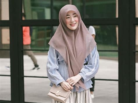 Larissa chou mengaku kalau orangtuanya tidak marah ketika dirinya memutuskan jadi seorang dulu di keluarga aku bukannya ngelarang, cuma ada trauma karena keluarga korban 98, di mana. Fakta Larissa Chou, Menantu Kesayangan Mendiang Ustaz ...