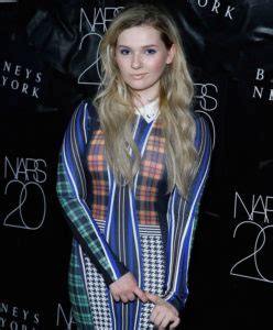 Scenic Abigail Breslin Hot Navel In Bikini Images Photos