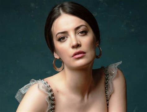 Düğün geceniz düğüm gecesine, düğün salonu düğüm salonuna dönüşür. İrem Sak - Biyografya