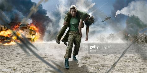 Soldat De Medic Armée Féminine Transportant Un Soldat Blessé Du Champ