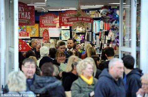 Panic Saturday Shoppers In Billion Pound Dash For Last Minute Christmas Deals Daily Mail Online