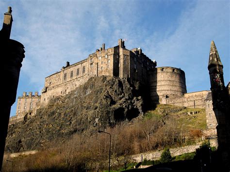 Edinburgh Castle CLOSED on Saturday due to high winds | Edinburgh News