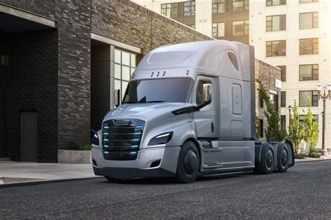 Daimler Adds Two Electric Trucks In Race Against Tesla Vw Bloomberg