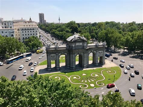 Puerta De Alcalá Madrid España Palmeras Madre