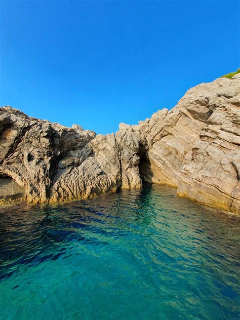 Rocks in the Adriatic Sea near the coast of Dubrovnik [OC][3456x4608 ...