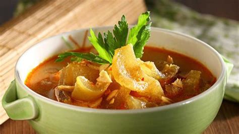 Soto, sroto, sauto, tauto, atau coto adalah makanan khas indonesia seperti sop yang terbuat dari kaldu daging dan sayuran. Resep Soto Kikil Sapi Lezat - Lifestyle Fimela.com