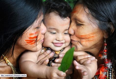 o fotógrafo david lazar registrou um beijo de três gerações dos desana povo que habita o n