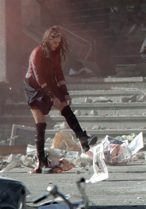 Những hình ảnh hậu trường cực độc của nàng Scarlet Witch trong phim siêu anh hùng của Marvel