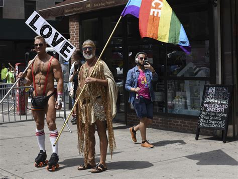 Multitudinario Desfile Del Orgullo Lgtb En Nueva York