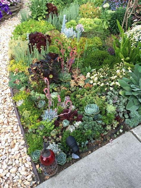 35 Amazing Beautiful Garden Landscaping Ideas With Succulents