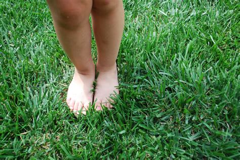 Blote Voeten In Het Gras Gratis Stock Foto Public Domain Pictures