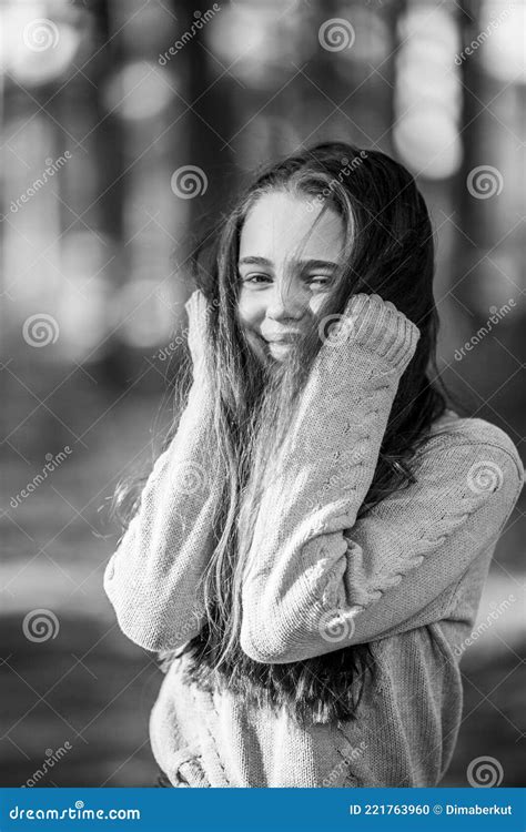 Portrait D Une Adolescente Dans Le Parc Photo En Noir Et Blanc Photo Stock Image Du Gens