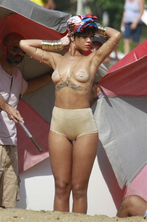 Rihanna Topless And Sexy Collection The Fappening