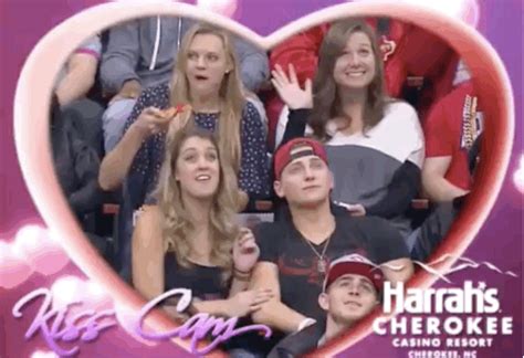 this woman stuffing her face with pizza on kiss cam is the hero we need kiss cam funny pix funny