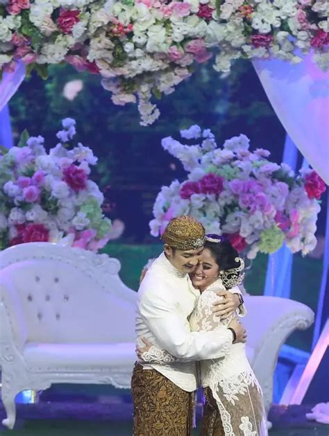 Potret Keceriaan Dewi Perssik Saat Resepsi Pernikahan Photo