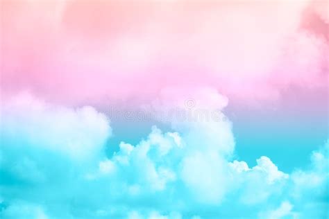 Nuvem E Céu Macios Com Cor Pastel Do Inclinação Imagem De Stock