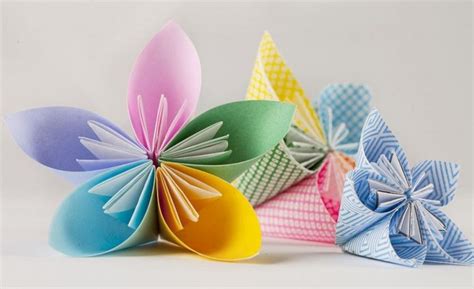 Hiasan dari kertas origami ini cocok dipajang di manapun. Cara Bikin Hiasan Gantung Dari Kertas Emas - 10 Inspirasi ...