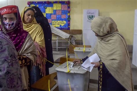 بلدیاتی انتخابات میں خواتین ووٹروں کی مشکلات Independent Urdu