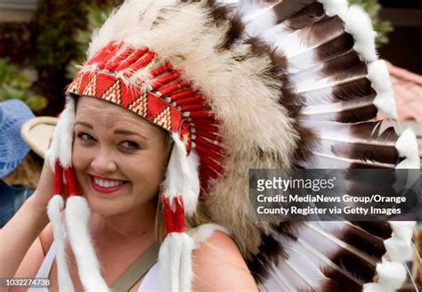 woman wearing native american headdress photos and premium high res pictures getty images