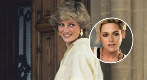Se ha revelado el primer vistazo de kristen stewart caracterizada como diana de gales para la cinta 'spencer' dirigida por pablo larraín. Spencer: primer vistazo a Kristen Stewart como Diana de Gales