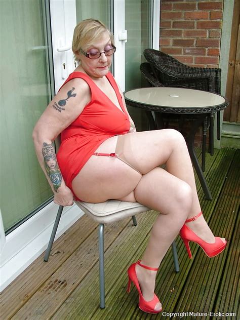 Curvy Mature Mrs Robinson Shows Off Her Delicious Charms 16 Pics