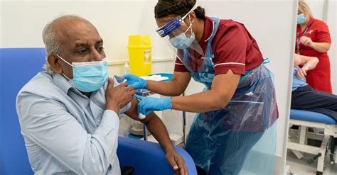 Una trabajadora sanitaria vacuna a un paciente contra la covid en ciudad de méxico, el 15 de febrero.nayeli cruz. Vacuna COVID: Por qué se pondrá por edad, primero en CDMX y Coahuila