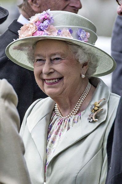 Le célèbre uniforme de la garde anglaise ! Royal Style chapeaux fleuris de la reine Elizabeth II | La reine elizabeth, Elizabeth ii et Chapeau